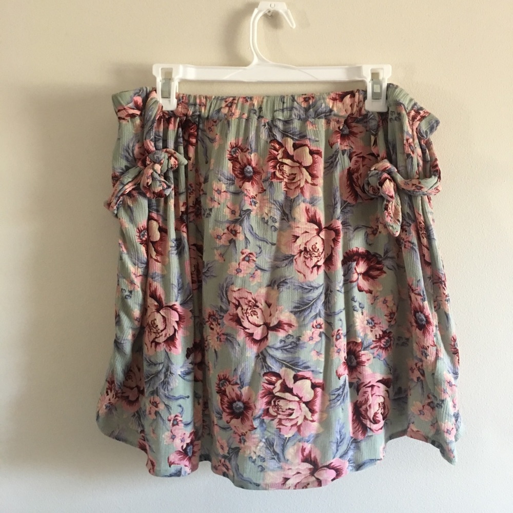 off the shoulder tie sleeve floral top